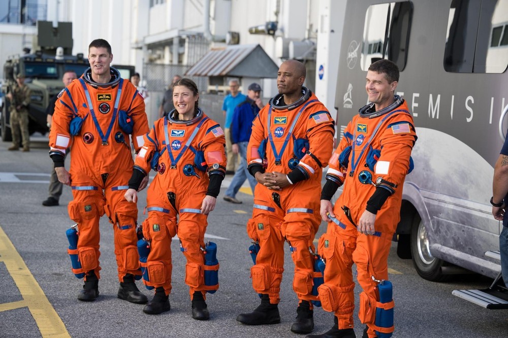 ARTEMIS II CREW WITH SLS AND ORION AT KENNEDY SPACE CENTER 2026 8X10 PHOTO