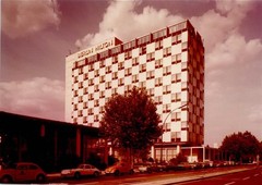 40000055 – 1000 Berlin Mitte Hotel Hilton, VW Beetle, Porsche, Clouds