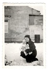 Photo WW2 Mother Child Doll War Christmas 1941 Winter Snow WW2 (K1012)