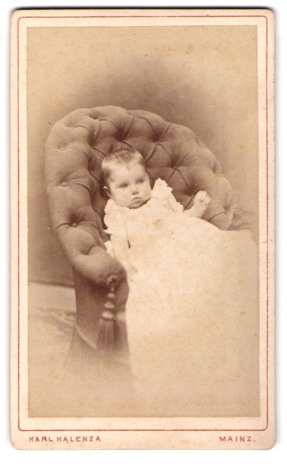 Photograph Karl Halenza, Mainz, Rheinstraße 47, portrait of a toddler in Ses
