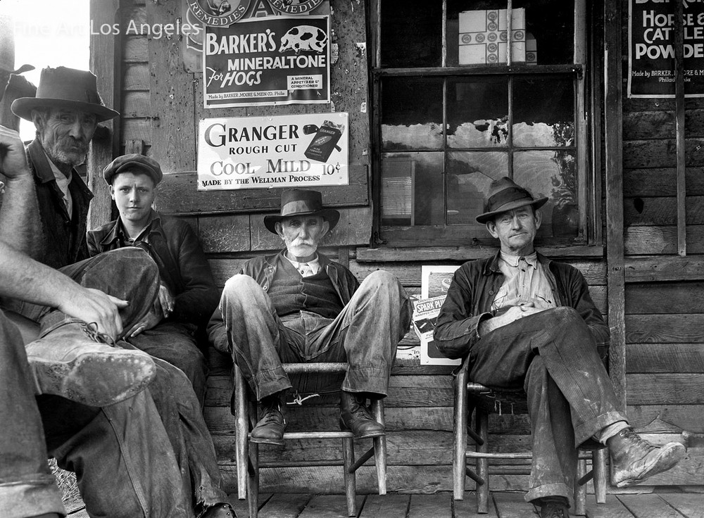Arthur Rothstein Photo, «Inhabitants in Front of the Post Office» 1935