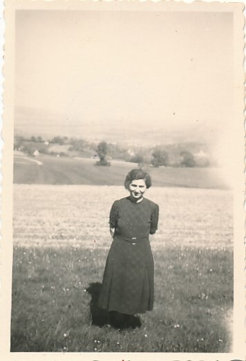Old black photo pretty woman approx. 6 x 9 cm collection resolution al4968f