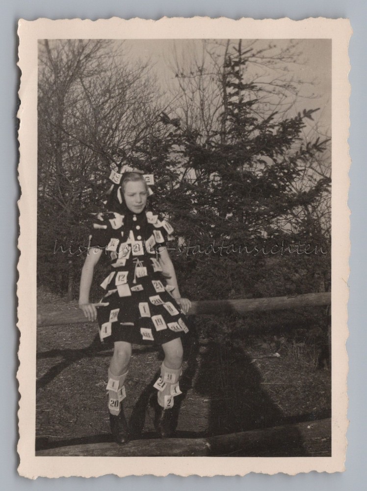 Girls Dressed Up As Calendar 1949 – Costume – Vintage Photo 1940s