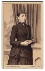 Photograph Joh. Averhoff, Barmstedt, standing lady in fitted dress