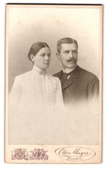 Photograph Otto Mayer, Dresden, Pragerstr. 38, Portrait Spouses in Suit with W