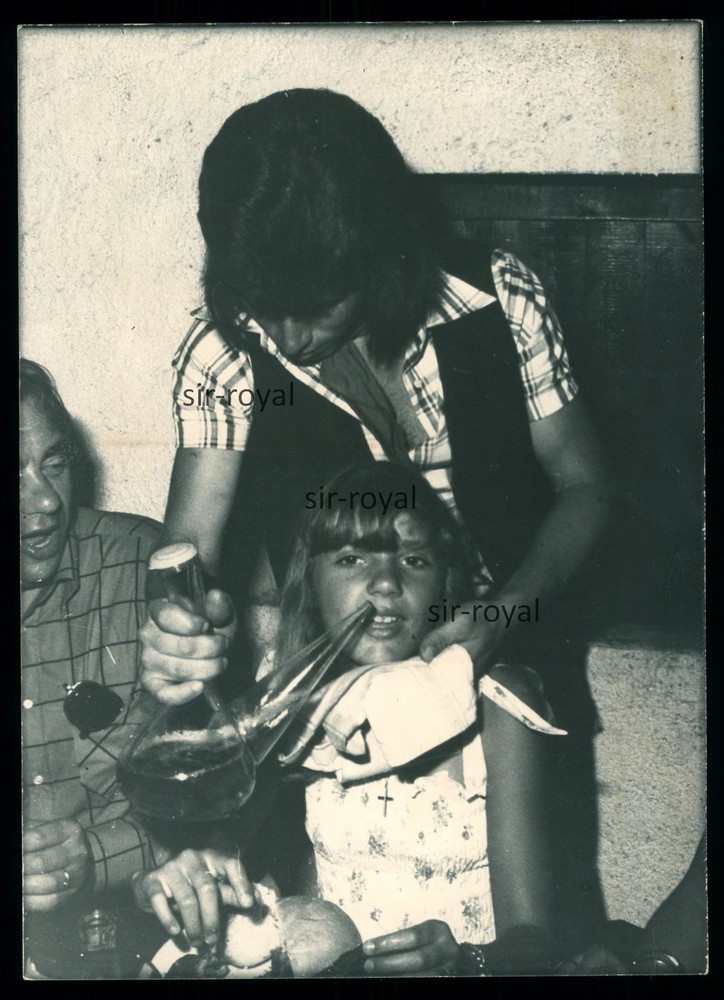 Young girl gets bottled by Spanish gigolo – photo postcard 11x15cm