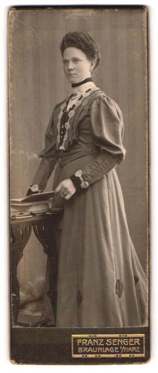 Photograph Franz Senger, Braunlage in/resin, portrait young lady in pretty clover