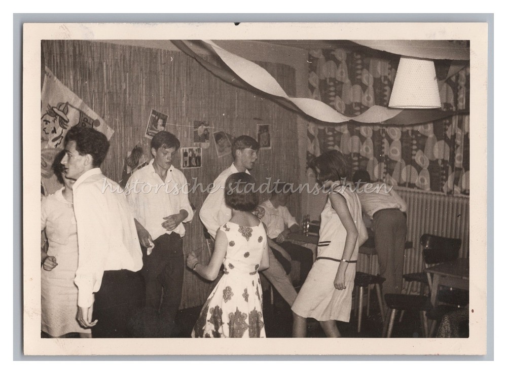 Teenagers Dancing in House Disco 1966 – Party Cellar – Vintage Photo 1960s