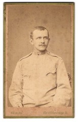 Photograph L. Hölbling, Vienna, Mariahilferstr. 25, K.u.k. soldier in uniform with