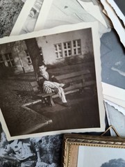 80 ancient B/W photos + 2 newspaper reports + negatives + 2 cards… originals well maintained