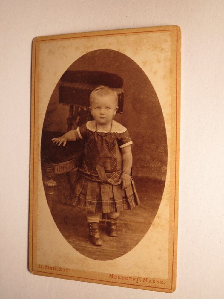 Small child standing next to a chair/CDV Detlef Mehlert Meldorf and Marne