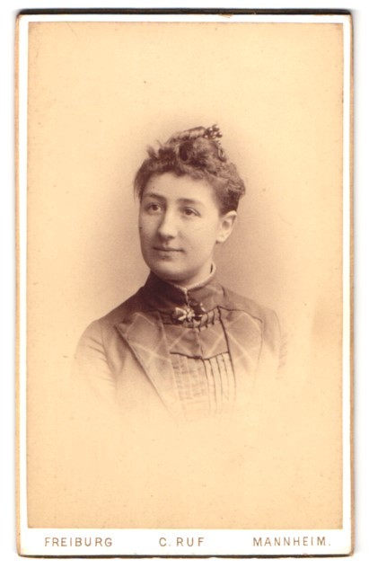 Photograph C. Ruf, Freiburg i. B., Ludwigstraße 2, woman in fine twine