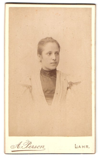 Photograph A. Person, Lahr, Schillerstraße 21, Miss with two-tone dress