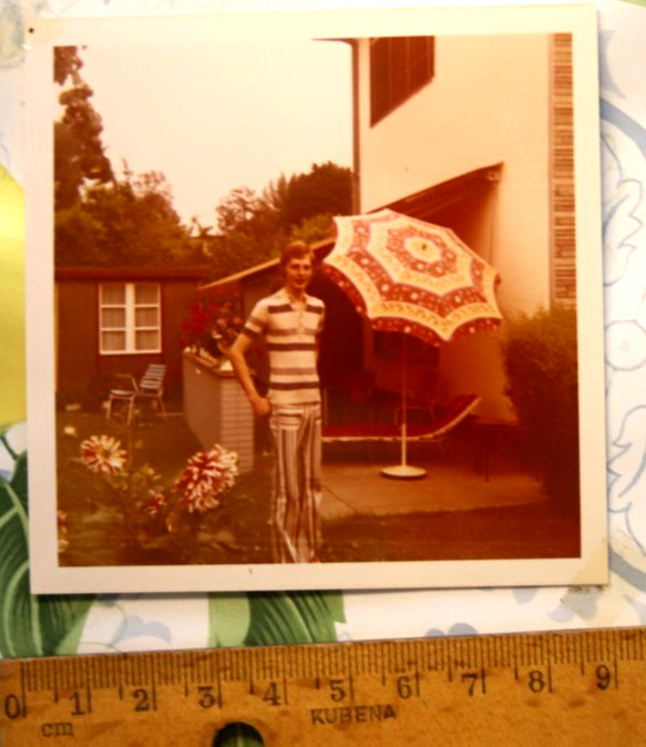 Photo 1970 Parasol Man Garden Young Color Vintage AS
