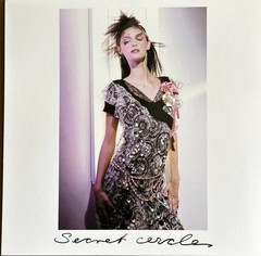 HARD TO FIND 25 y/o. Collector Press Packet. CHANEL Spring/Summer 2001