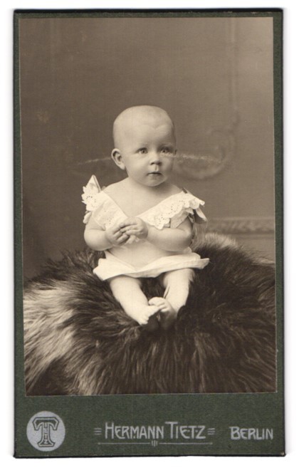 Photography Hermann Tietz, Berlin-SW, Leipziger-Str. 46-50, portrait sweet little
