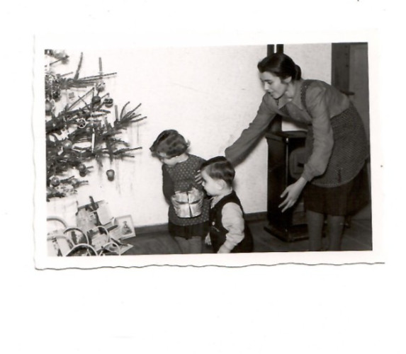 13169- Photo * Christmas * Children in Front of Christmas Tree * Gifts * 1960s