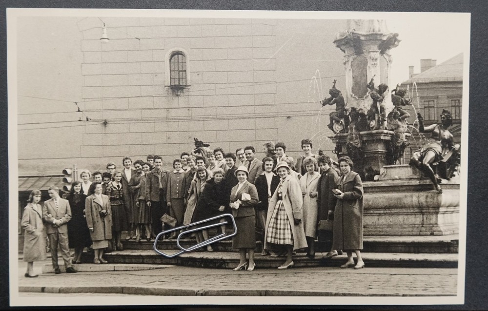 Photo portrait women travel group Regensburg fountain model square Bavaria picture PK