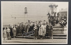 Photo portrait women travel group Regensburg fountain model square Bavaria picture PK