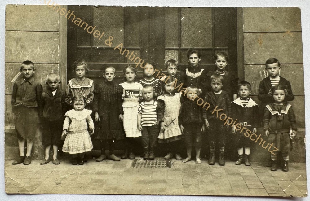 orig. Photo postcard Berlin Neukölln children poverty orphans rental barracks 1912 girls