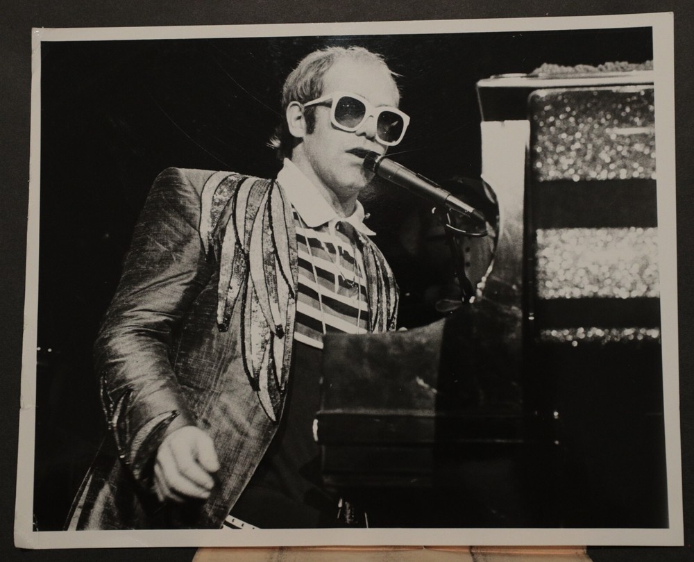 Elton John at Madison Square Garden NYC press photo 8×10, b/w 1976