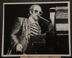 Elton John at Madison Square Garden NYC press photo 8×10, b/w 1976