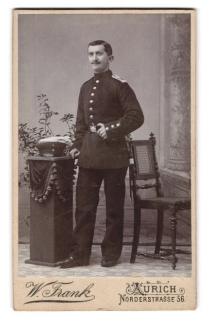 Photograph W. Frank, Aurich, Norderstraße 56, soldier in uniform with bayonet un