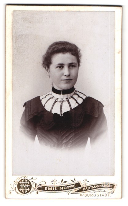Photograph Emil Hoppe, Hartmannsdorf, portrait young woman in fitted dress