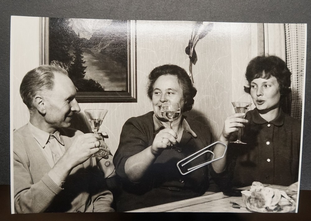 Photo portrait Regensburg Bavaria family glass painting living room man woman picture