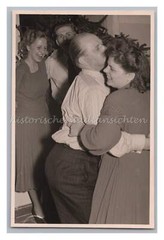 Mann streckt Hintern raus beim Tanzen – Spass Humor Tanz Feier – Altes Foto