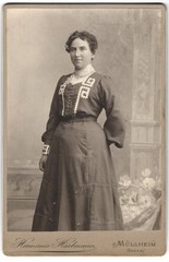 Photography Hermann Hartmann, Müllheim/Baden, lady with curls in dress with gemu