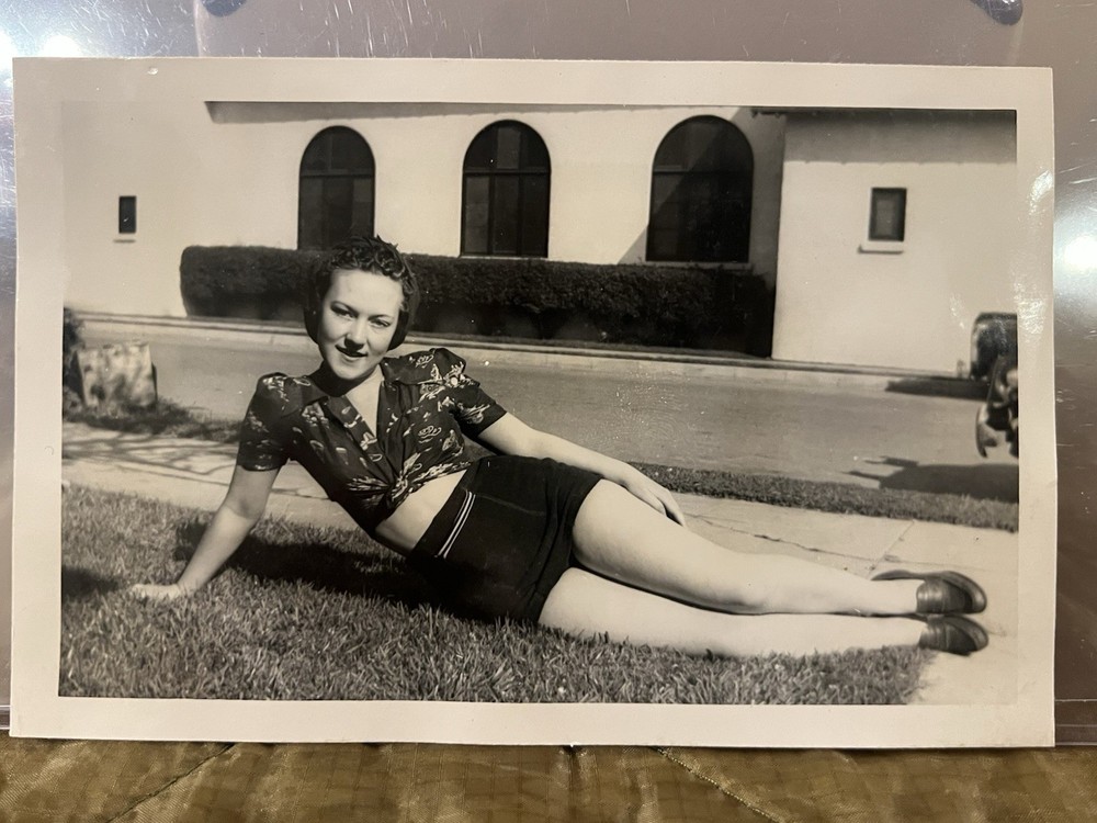 Vintage WW2 / 1940s Pretty Young Confident Woman / Pinup Sexy Legs Photo – #3