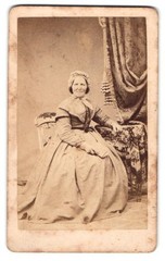 Photograph P. F. Lewetz & Sohn, Hamburg, Wandsbeker Chaussee 105, Lady with elegant