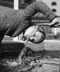 by Eduard PEZDIKA, «Der Durstige», boy at fountain, Vienna, vintage fine art neg