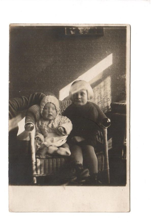 13280 – Photo * 2 Little Girls in Wicker Chair * Dedication Easter around 1915