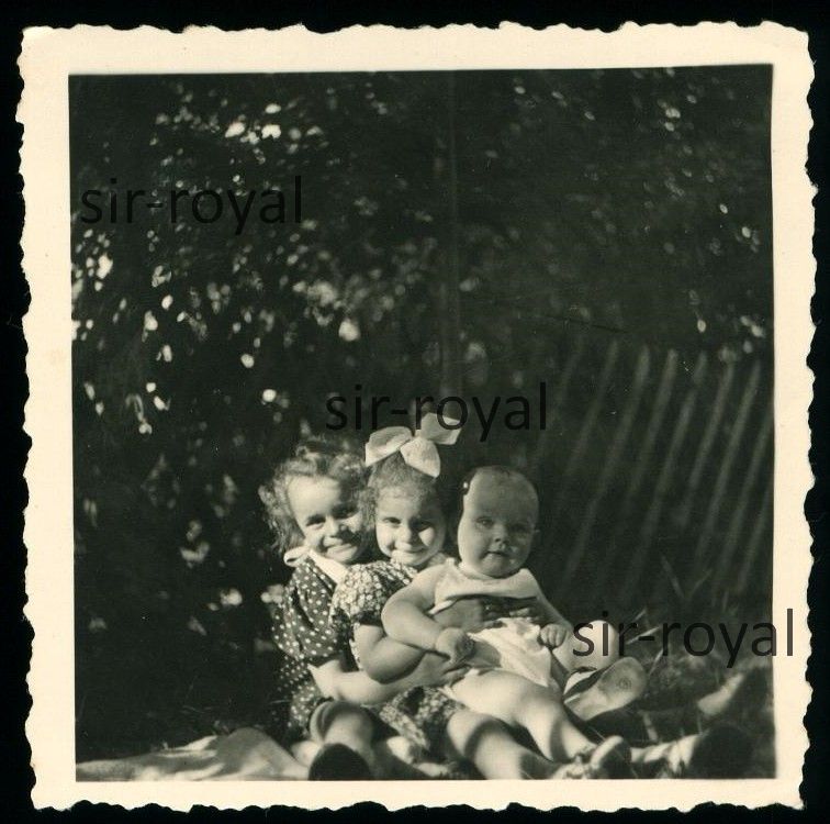Cute Child Photo – Siblings Sitting Cuddling in Row – 1930s – Photo 6x6cm
