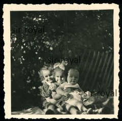 Cute Child Photo – Siblings Sitting Cuddling in Row – 1930s – Photo 6x6cm