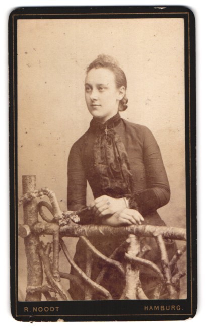 Photograph R. Noodt, Hamburg, large burstah 25, girl looking into the distance