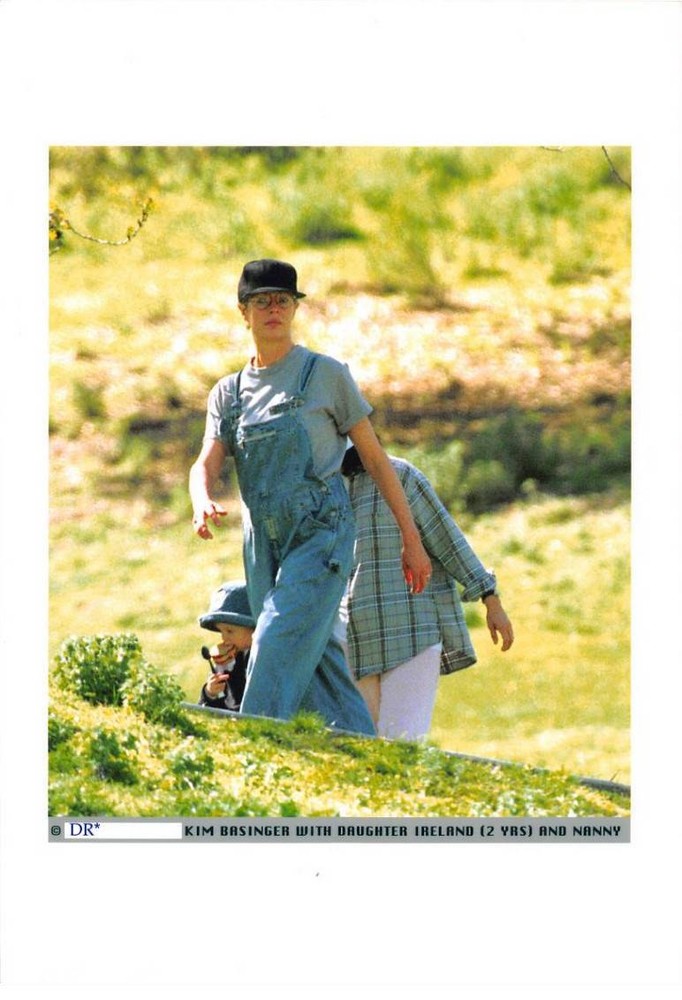 Photo presse.MLE10499.11 13/16×7 7/8in Environ.kim Basinger.ireland.sa Girl Sa