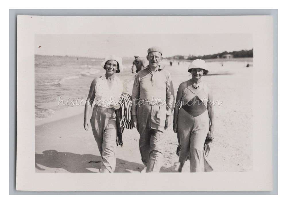 2 Women and Man on Beach – Fashion Hats Casual Travel – Vintage Photo 1930s