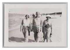 2 Women and Man on Beach – Fashion Hats Casual Travel – Vintage Photo 1930s