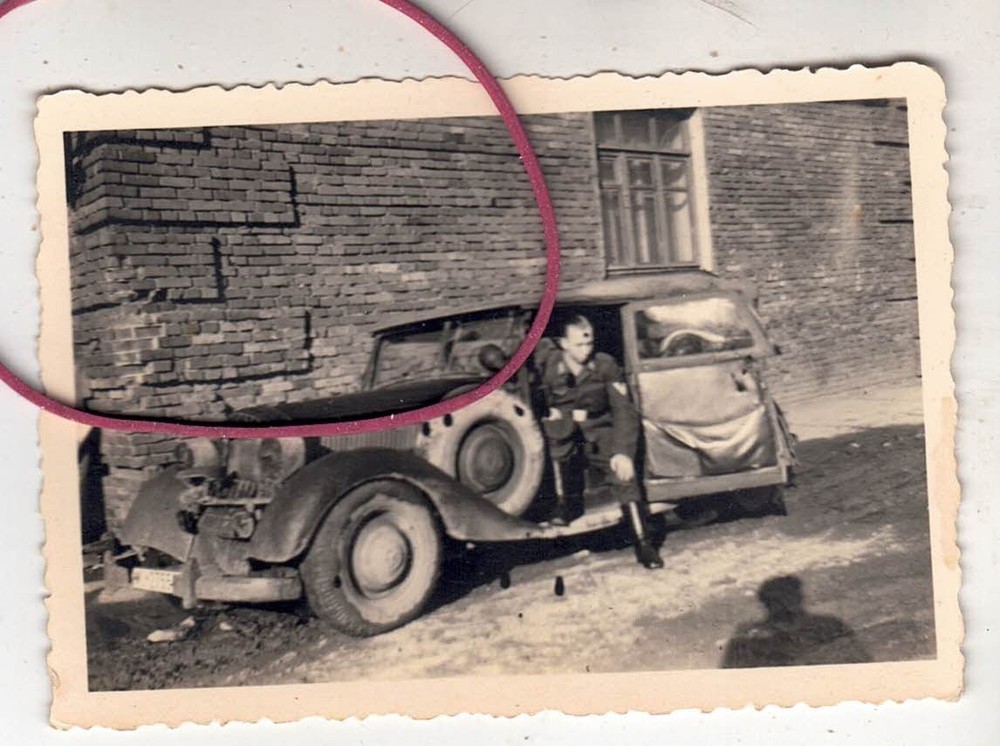 PHOTO PHOTO CAR AUTOMOBILES GERMAN SOLDIER WW2 WITH CAR