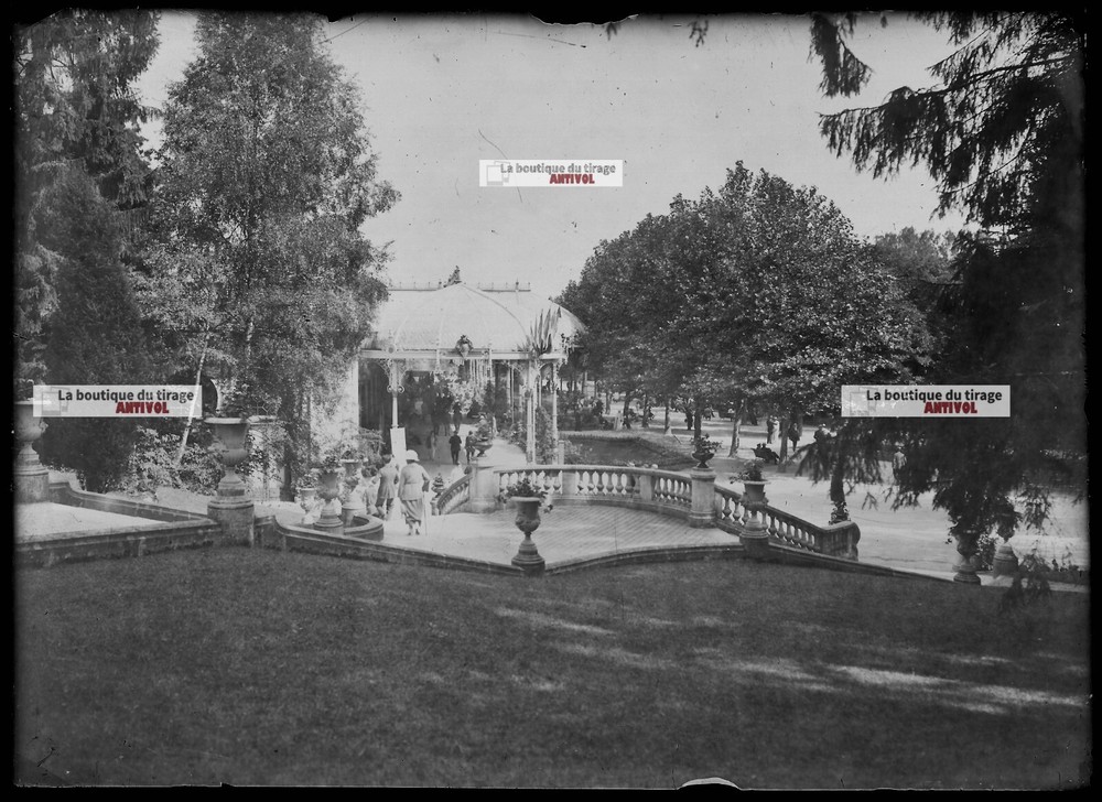 Plate glass old photo negative black and white 5 1/8×7 1/8in Vittel galerie