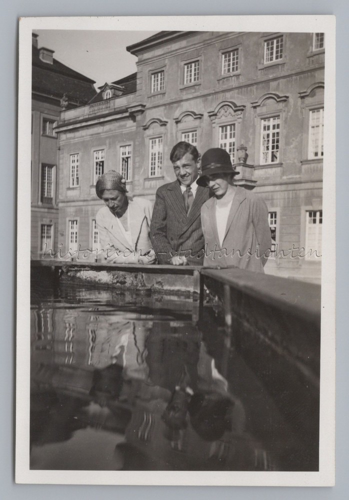 Woman and Man Reflected in Fountain – Vintage Photo 1930s