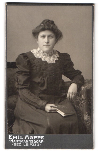 Photograph Emil Hoppe, Hartmannsdorf, portrait lady in Biedermeier dress with Spi