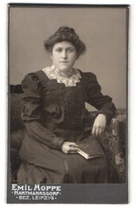 Photograph Emil Hoppe, Hartmannsdorf, portrait lady in Biedermeier dress with Spi