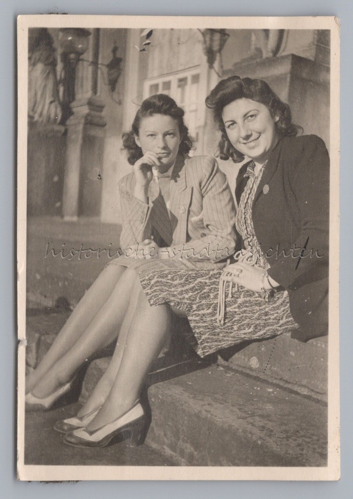 Portrait of 2 Elegant Women with Beautiful Legs in Autumn 1941 – Vintage Photo