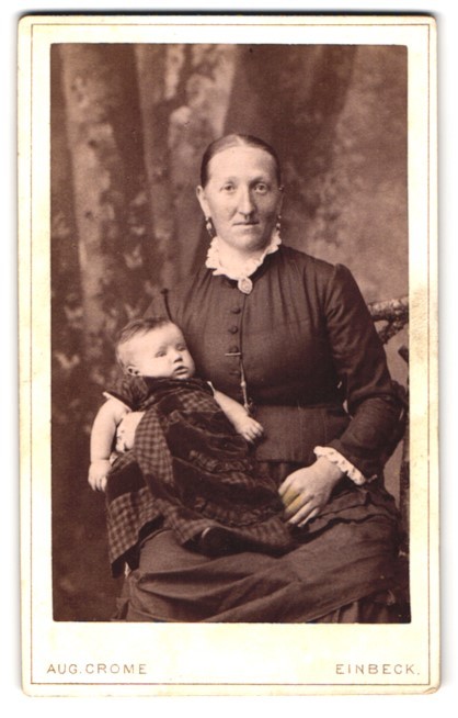 Photograph Aug. Crome, Einbeck, Baustraße, portrait of a woman with child