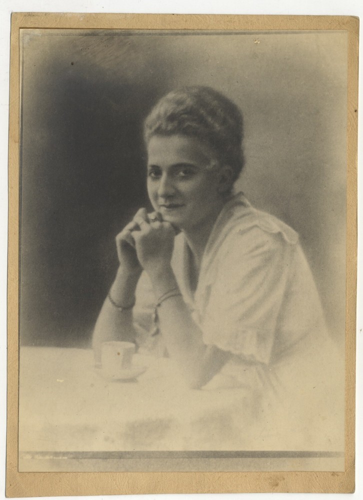 Portrait D’A Female c1935 Photograph Vintage Analog B13n