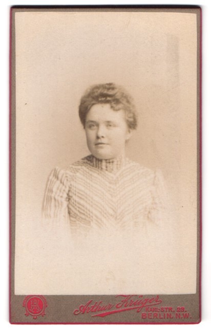 Photograph Arthur Krüger, Berlin, Karl-Straße 25, middle-class woman in summery